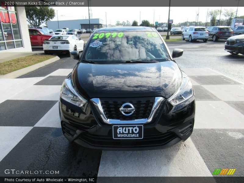 Super Black / Charcoal 2020 Nissan Kicks S