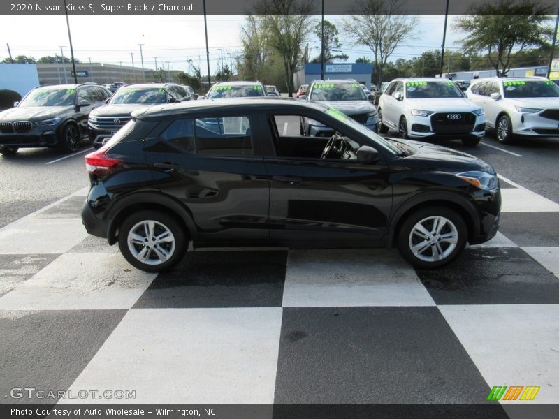 Super Black / Charcoal 2020 Nissan Kicks S