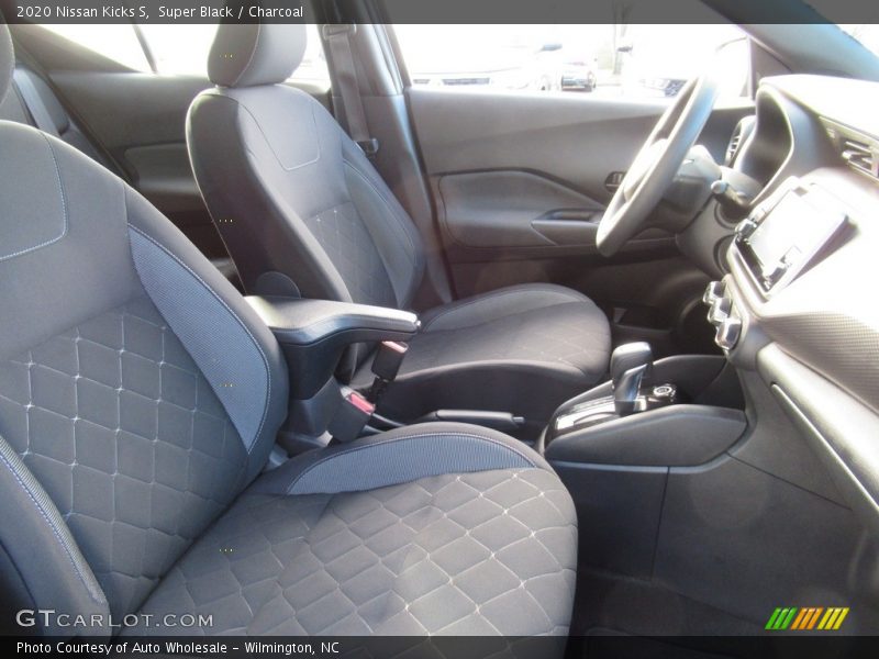 Super Black / Charcoal 2020 Nissan Kicks S
