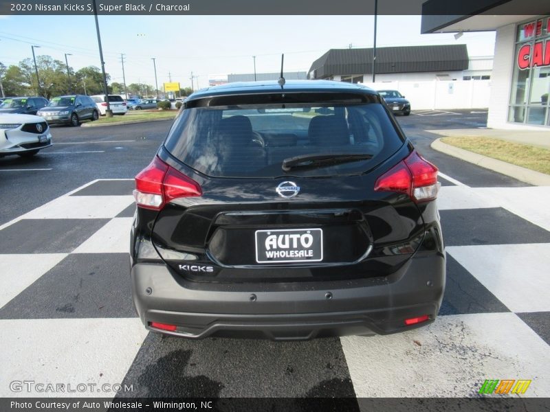Super Black / Charcoal 2020 Nissan Kicks S