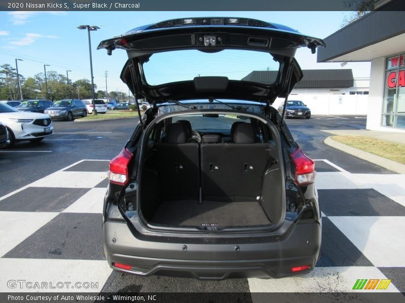 Super Black / Charcoal 2020 Nissan Kicks S