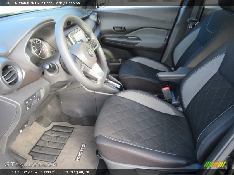 Super Black / Charcoal 2020 Nissan Kicks S