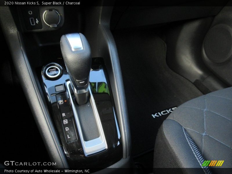 Super Black / Charcoal 2020 Nissan Kicks S