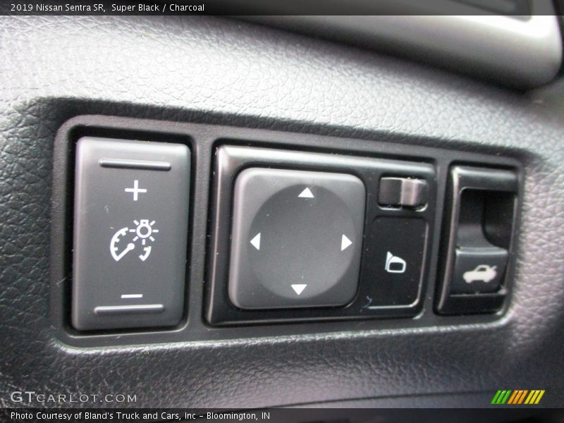 Super Black / Charcoal 2019 Nissan Sentra SR