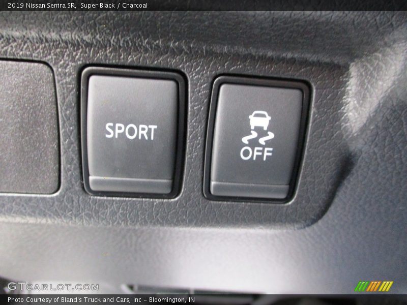 Super Black / Charcoal 2019 Nissan Sentra SR