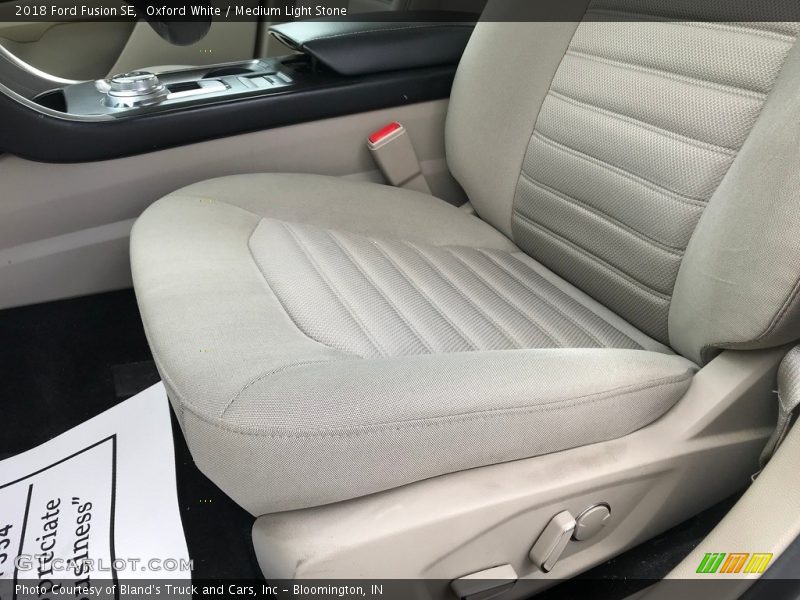 Oxford White / Medium Light Stone 2018 Ford Fusion SE