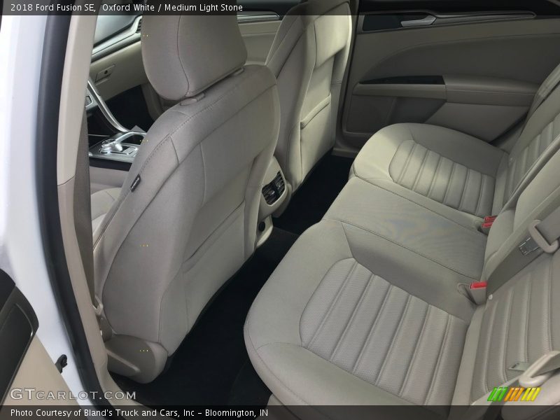 Oxford White / Medium Light Stone 2018 Ford Fusion SE