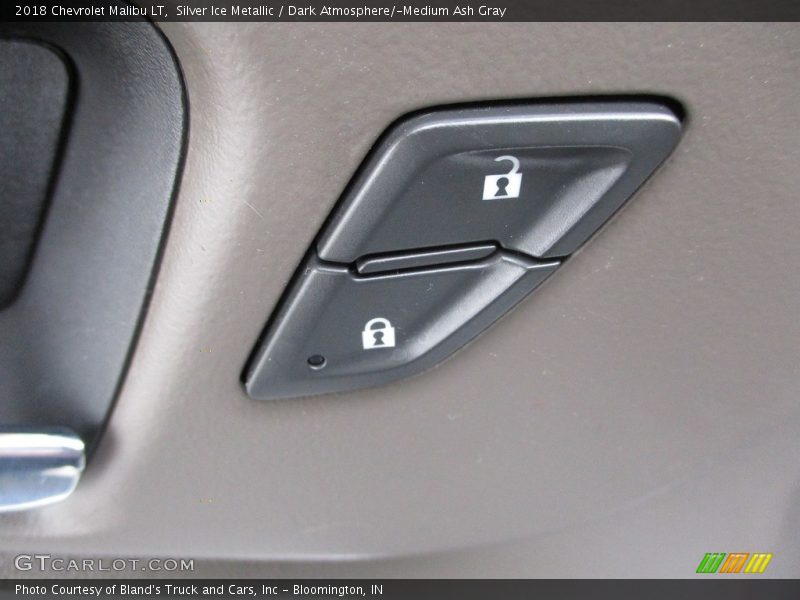 Silver Ice Metallic / Dark Atmosphere/­Medium Ash Gray 2018 Chevrolet Malibu LT