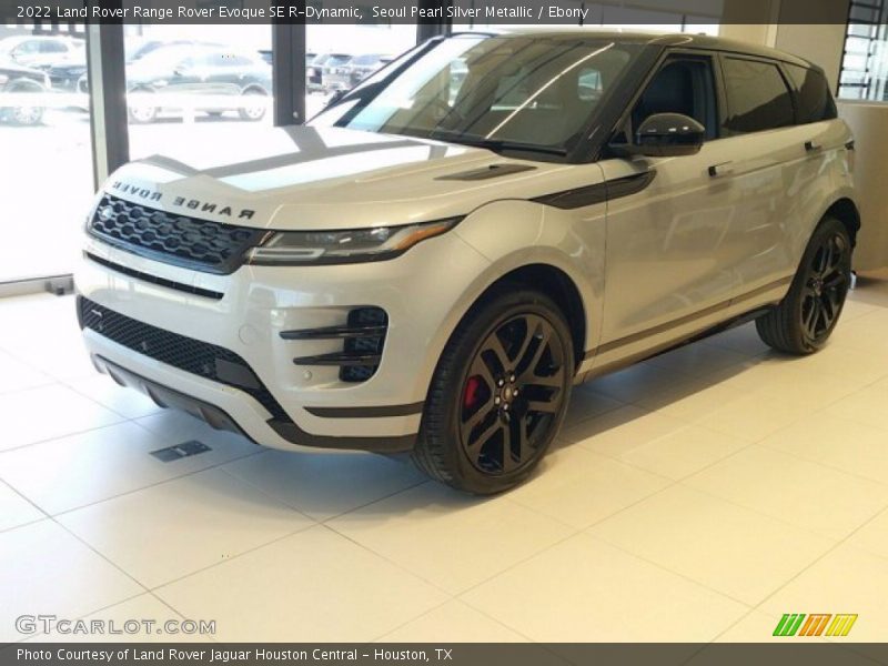 Front 3/4 View of 2022 Range Rover Evoque SE R-Dynamic