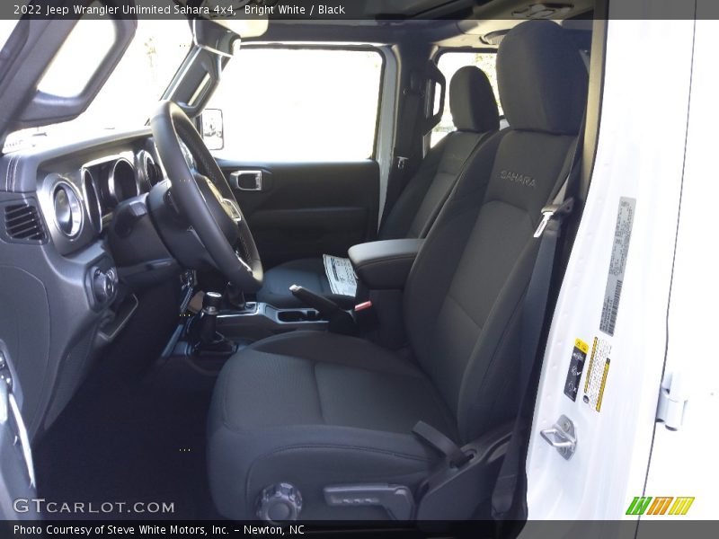 Bright White / Black 2022 Jeep Wrangler Unlimited Sahara 4x4