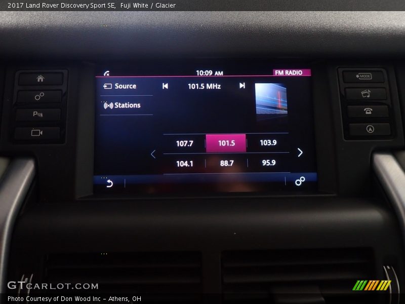 Fuji White / Glacier 2017 Land Rover Discovery Sport SE