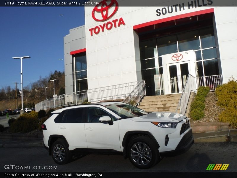 Super White / Light Gray 2019 Toyota RAV4 XLE AWD