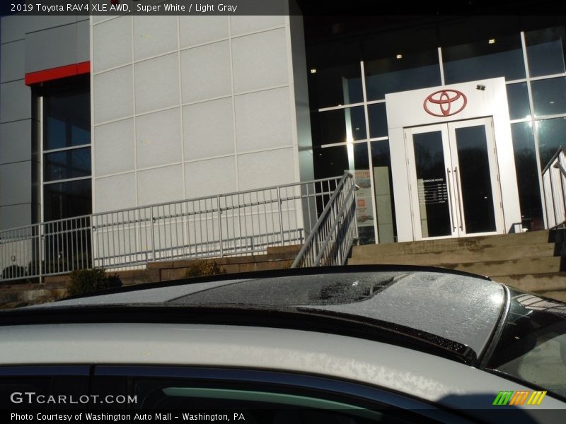 Super White / Light Gray 2019 Toyota RAV4 XLE AWD
