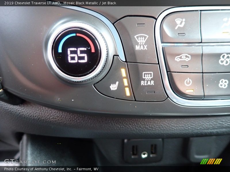 Mosaic Black Metallic / Jet Black 2019 Chevrolet Traverse LT AWD