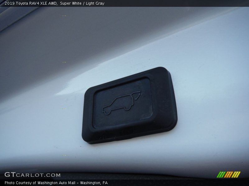 Super White / Light Gray 2019 Toyota RAV4 XLE AWD