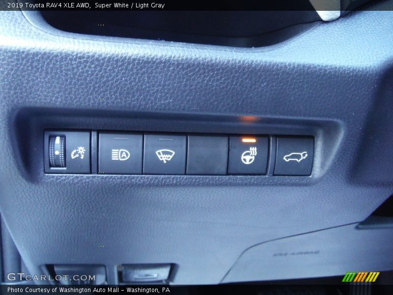 Super White / Light Gray 2019 Toyota RAV4 XLE AWD