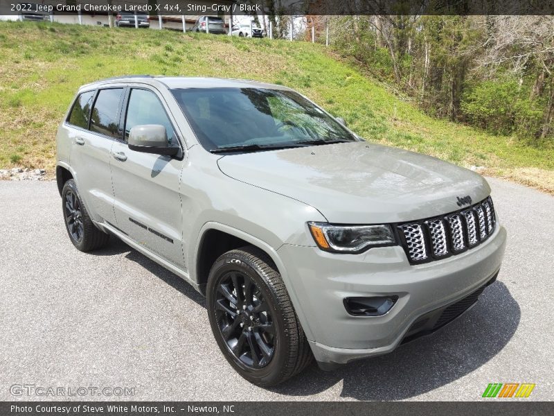 Front 3/4 View of 2022 Grand Cherokee Laredo X 4x4