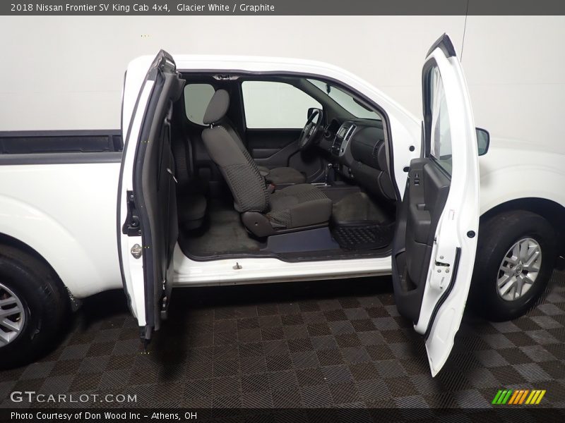 Glacier White / Graphite 2018 Nissan Frontier SV King Cab 4x4
