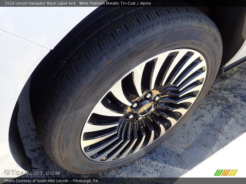 White Platinum Metallic Tri-Coat / Alpine 2019 Lincoln Navigator Black Label 4x4