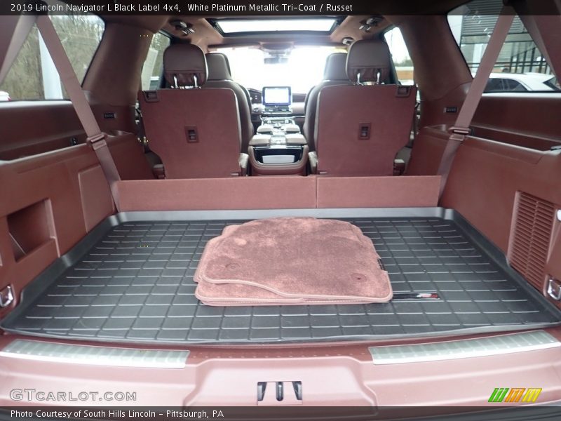  2019 Navigator L Black Label 4x4 Trunk