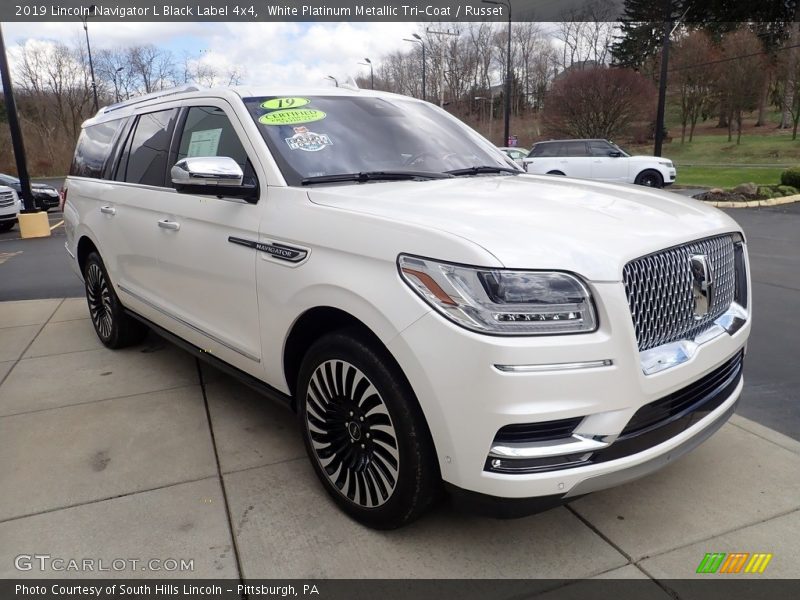 Front 3/4 View of 2019 Navigator L Black Label 4x4