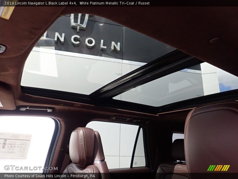 Sunroof of 2019 Navigator L Black Label 4x4