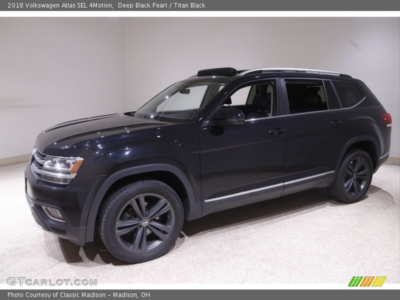 Front 3/4 View of 2018 Atlas SEL 4Motion