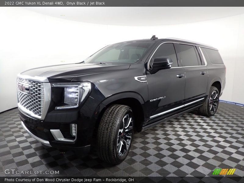 Front 3/4 View of 2022 Yukon XL Denali 4WD