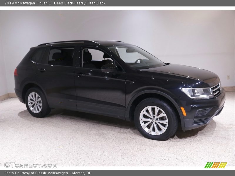 Deep Black Pearl / Titan Black 2019 Volkswagen Tiguan S