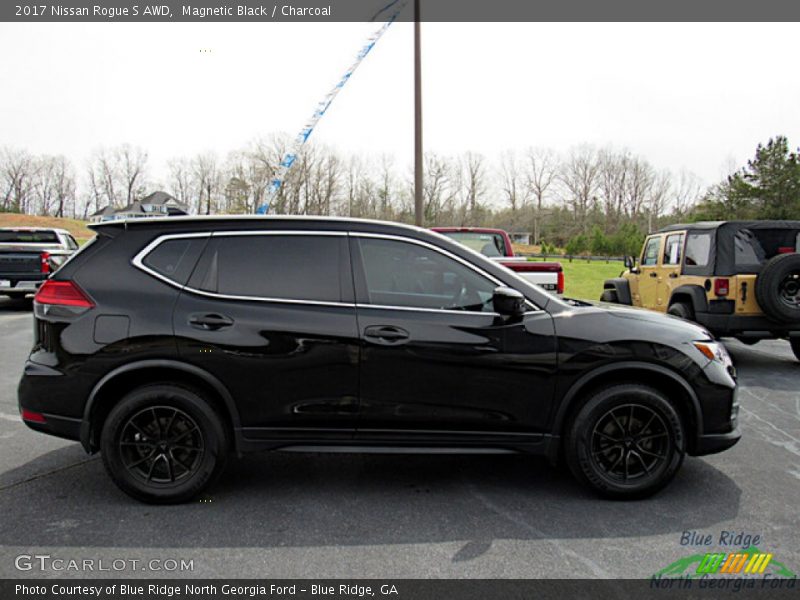 Magnetic Black / Charcoal 2017 Nissan Rogue S AWD