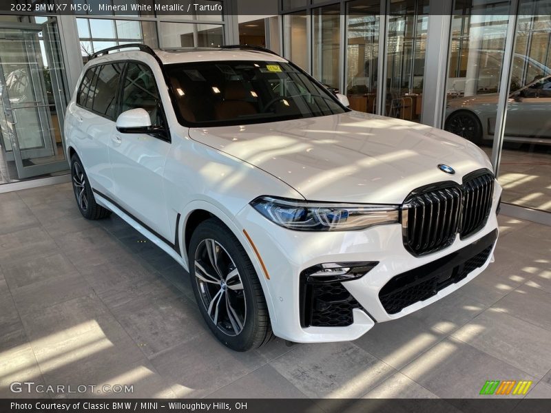 Front 3/4 View of 2022 X7 M50i