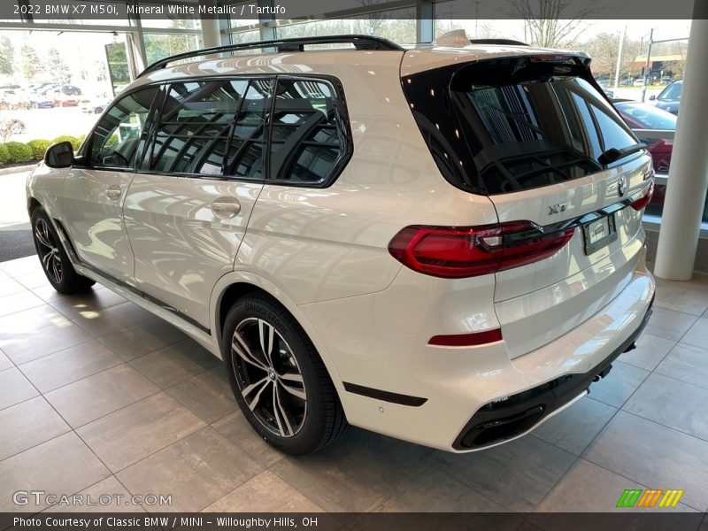 Mineral White Metallic / Tartufo 2022 BMW X7 M50i