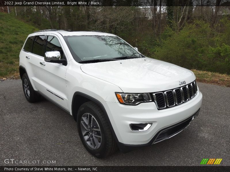 Front 3/4 View of 2022 Grand Cherokee Limited