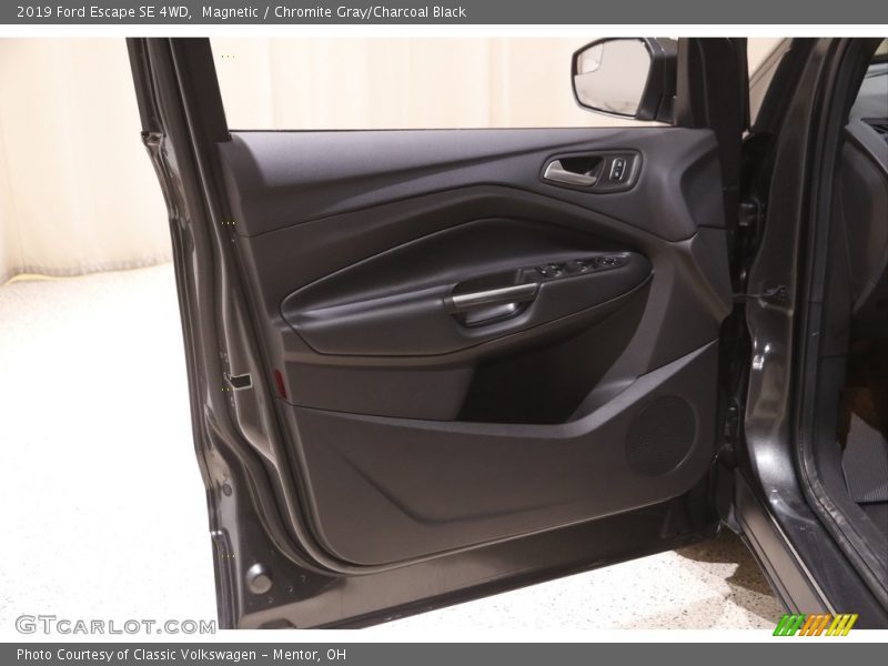 Magnetic / Chromite Gray/Charcoal Black 2019 Ford Escape SE 4WD
