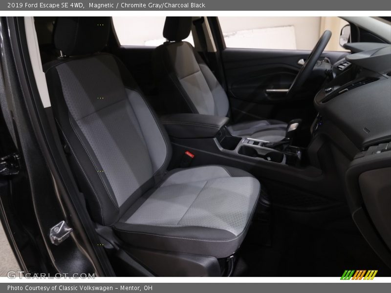 Magnetic / Chromite Gray/Charcoal Black 2019 Ford Escape SE 4WD