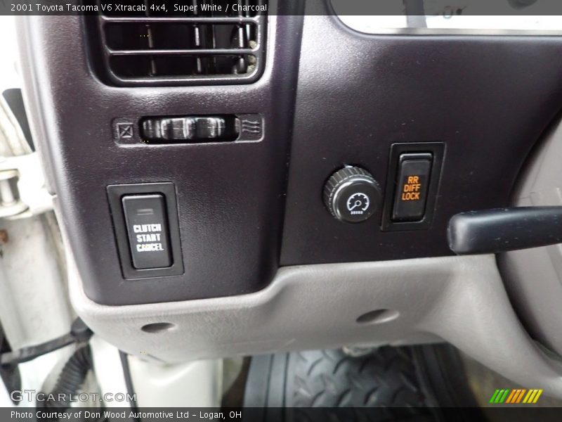Super White / Charcoal 2001 Toyota Tacoma V6 Xtracab 4x4