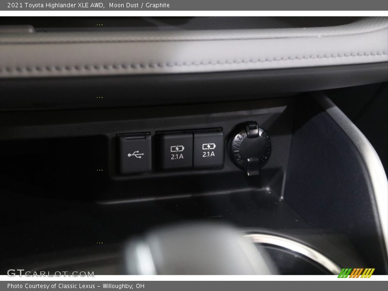Moon Dust / Graphite 2021 Toyota Highlander XLE AWD