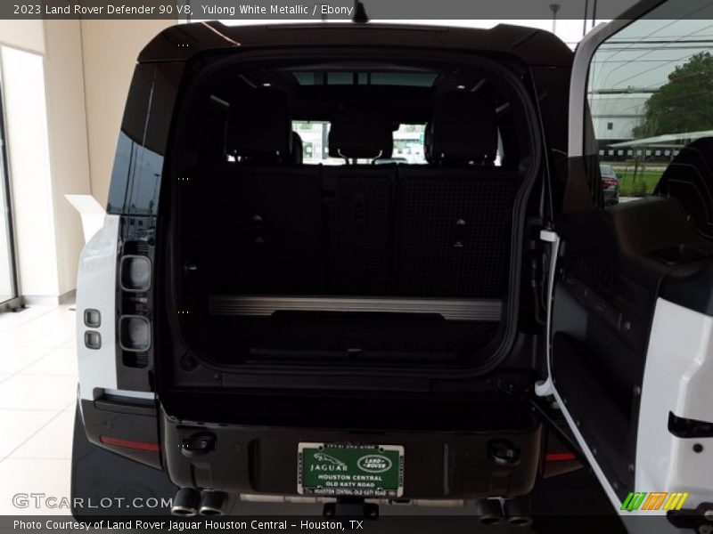 Yulong White Metallic / Ebony 2023 Land Rover Defender 90 V8