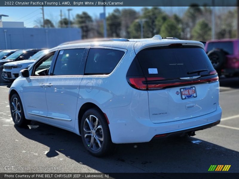 Bright White / Black/Caramel 2022 Chrysler Pacifica Touring L AWD