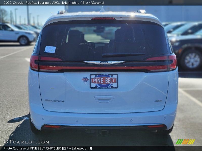 Bright White / Black/Caramel 2022 Chrysler Pacifica Touring L AWD