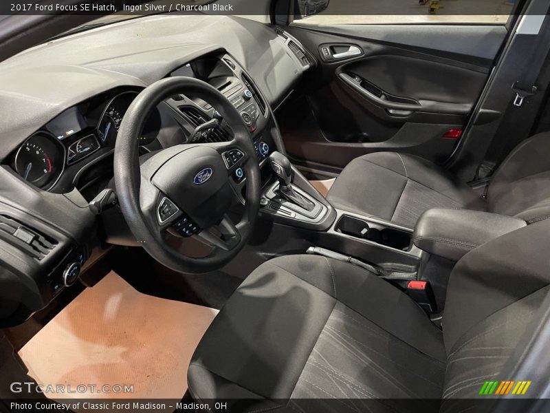 Ingot Silver / Charcoal Black 2017 Ford Focus SE Hatch