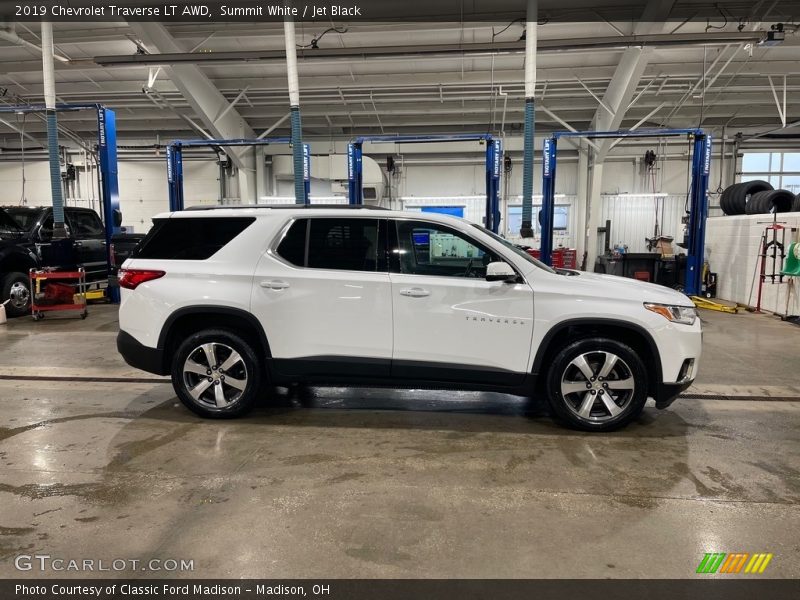 Summit White / Jet Black 2019 Chevrolet Traverse LT AWD