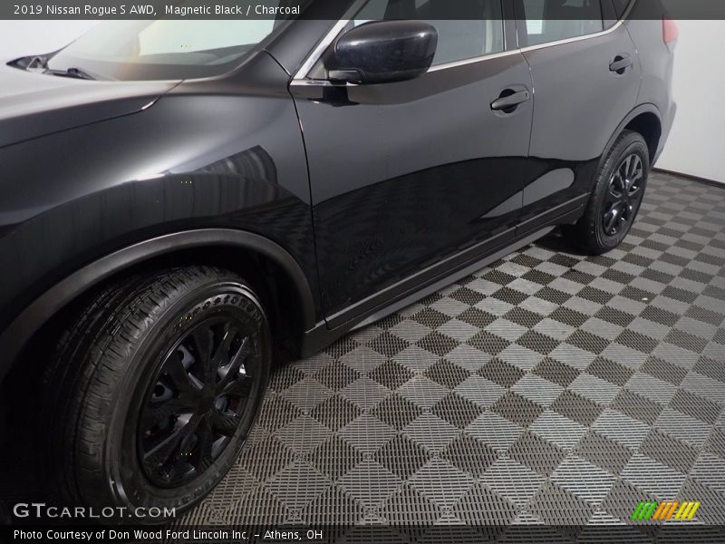 Magnetic Black / Charcoal 2019 Nissan Rogue S AWD