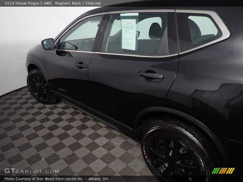 Magnetic Black / Charcoal 2019 Nissan Rogue S AWD