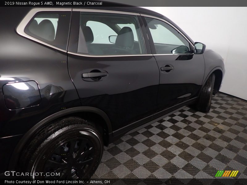 Magnetic Black / Charcoal 2019 Nissan Rogue S AWD