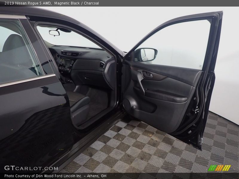 Magnetic Black / Charcoal 2019 Nissan Rogue S AWD