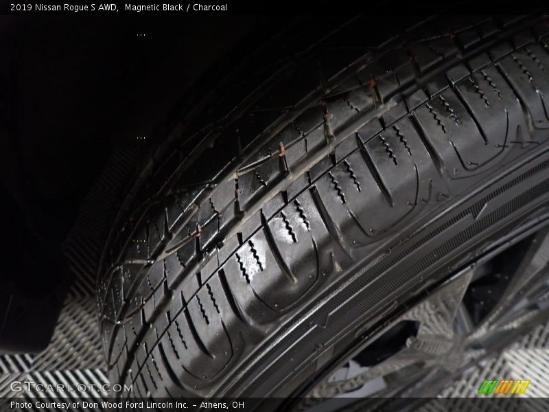 Magnetic Black / Charcoal 2019 Nissan Rogue S AWD