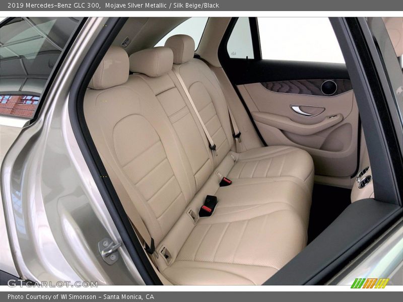 Mojave Silver Metallic / Silk Beige/Black 2019 Mercedes-Benz GLC 300