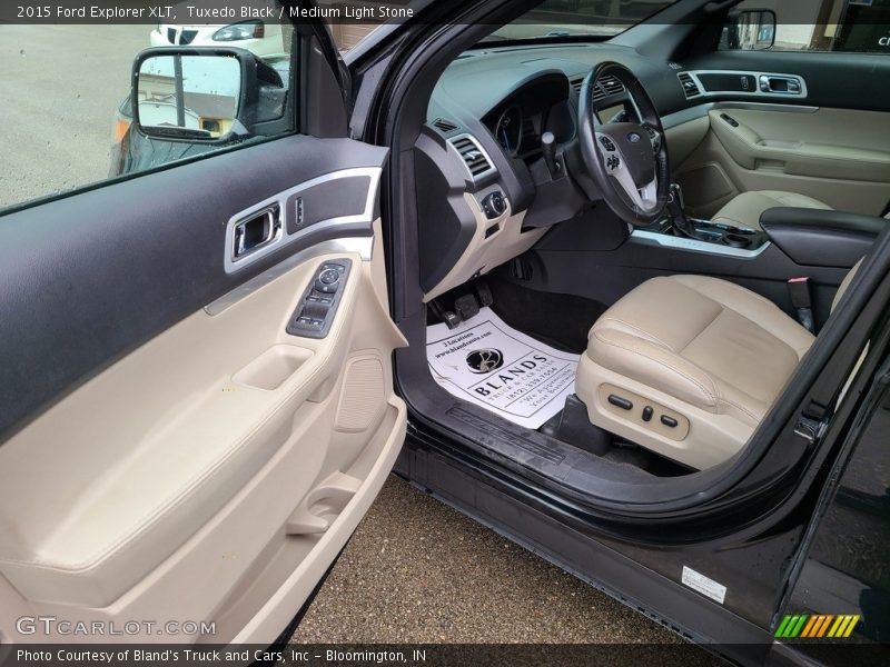Tuxedo Black / Medium Light Stone 2015 Ford Explorer XLT