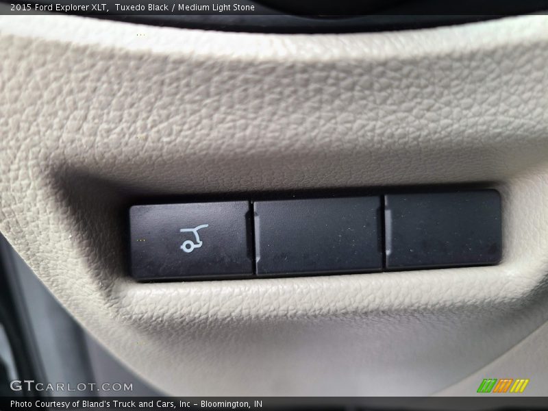 Tuxedo Black / Medium Light Stone 2015 Ford Explorer XLT